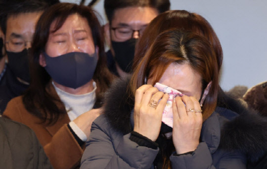 지난 10일 중구 달개비에서 열린 이태원 참사 유가족협의회에서 참석자들이 눈물을 흘리고 있다. <연합뉴스>